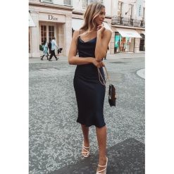 Sukienka VIMELA BLACK. Czarne sukienki damskie Sukienka VIMELA BLACK, s, bez wzorów, bez kołnierzyka, bez rękawów, długie. W wyprzedaży za 79,00 zł.
