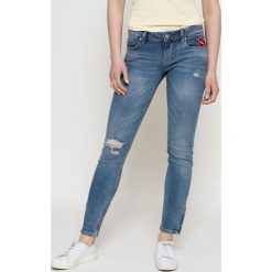 Guess Jeans - Jeansy. Szare jeansy damskie skinny marki Guess Jeans, z aplikacjami, z elastanu, z obniżonym stanem. W wyprzedaży za 269,90 zł.