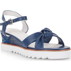 Buty damskie 86-D-905-7. Niebieskie koturny damskie Wittchen, na niskim obcasie, na koturnie, ze sprzączką. Za 237,15 zł.