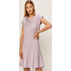 Answear - Sukienka Answear Lab. Fioletowe sukienki damskie ANSWEAR, na co dzień, s, bez wzorów, z bawełny, casualowe, z okrągłym kołnierzem, z krótkim rękawem, krótkie, mini, proste. Za 79,90 zł.
