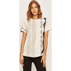 Desigual - T-shirt. Białe bluzki damskie Desigual, s, z aplikacjami, z bawełny, casualowe, z okrągłym kołnierzem, z krótkim rękawem. Za 299,90 zł.