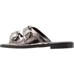 McQ Alexander McQueen MOON BUCKLE SLIDE Klapki silver. Szare klapki damskie marki McQ Alexander McQueen, bez wzorów, ze skóry, bez obcasa. W wyprzedaży za 840,95 zł.