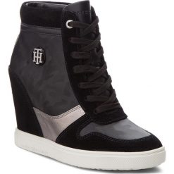 Sneakersy TOMMY HILFIGER - Camo Metallic Dress FW0FW03224 Black 990. Czarne półbuty damskie TOMMY HILFIGER, z zamszu, na obcasie. W wyprzedaży za 359,00 zł.