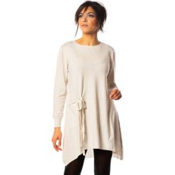 Sukienka "Segal" w kolorze kremowym. Białe sukienki damskie Cosy Winter, l, bez wzorów, z kaszmiru, z okrągłym kołnierzem, bez rękawów, mini. W wyprzedaży za 179,95 zł.