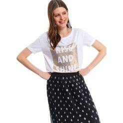 T-shirt z nadrukiem. Białe bluzki damskie Top Secret, z nadrukiem, bez kołnierzyka. W wyprzedaży za 29,99 zł.