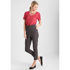 Koszulka w kolorze jagodowym. Różowe koszulki damskie Kiomi, Mint & Berry, Youturn, bez wzorów, z okrągłym kołnierzem. W wyprzedaży za 34,95 zł.
