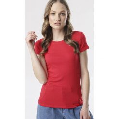 Czerwony T-shirt Chenelin. Czerwone bluzki damskie Born2be, s, bez wzorów, bez kołnierzyka. W wyprzedaży za 24,99 zł.