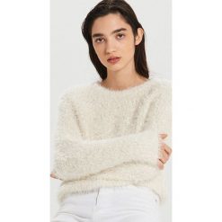 Puszysty sweter - Kremowy. Białe swetry damskie Cropp, s, bez wzorów, bez rękawów, bez kaptura. Za 89,99 zł.