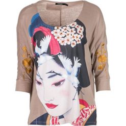 Desigual T-shirt damski Madame Butterfly L beżowy. Brązowe koszulki damskie Desigual, l. W wyprzedaży za 169,00 zł.