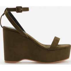 Sandały na koturnie - Khaki. Brązowe sandały damskie Reserved, bez wzorów, bez obcasa, na koturnie, bez zapięcia. W wyprzedaży za 39,99 zł.