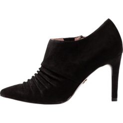 Tamaris Heart & Sole Botki na obcasie black. Czarne botki damskie marki Tamaris Heart & Sole, ze skóry, na obcasie. Za 349,00 zł.