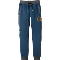 Spodnie dresowe bonprix ciemnoniebieski. Niebieskie dresy chłopięce bonprix, bez wzorów, z dresówki, sportowe. Za 49,99 zł.