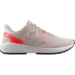 Buty multisportowe MRK damskie OBDS301 - jasny róż. Różowe buty sportowe damskie marki 4f, bez wzorów, z meshu, do biegania. Za 249,99 zł.