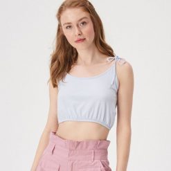 Bawełniany crop top z wiązanymi rąmiaczkami - Niebieski. Niebieskie topy damskie Sinsay, s, bez wzorów, z bawełny, bez kołnierzyka. W wyprzedaży za 7,99 zł.