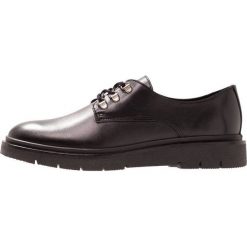 Zign Oksfordki black. Czarne półbuty damskie marki Zign, bez obcasa, na sznurówki. Za 379,00 zł.