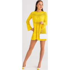 SUKIENKA elisabetta franchi. Białe sukienki damskie Elisabetta Franchi, na imprezę, na lato, w koronkowe wzory, z materiału, z okrągłym kołnierzem, z długim rękawem, długie, mini. Za 1447,20 zł.