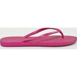 Roxy - Japonki. Różowe sandały dziewczęce Roxy, z materiału, bez zapięcia. W wyprzedaży za 44,90 zł.