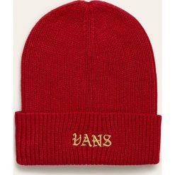 Vans - Czapka. Czerwone czapki damskie Vans, na zimę, bez wzorów, z dzianiny. W wyprzedaży za 99,90 zł.