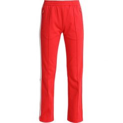 Spodnie sportowe damskie: Calvin Klein Jeans TAPED STRAIGHT FIT TRACK PANT Spodnie treningowe tomato