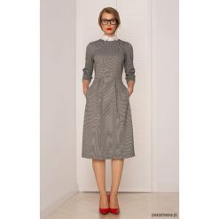 Sukienka Midi w Pepitkę. Szare sukienki damskie Pakamera, bez wzorów, z dzianiny, eleganckie, bez kołnierzyka, bez rękawów, midi. Za 380,00 zł.