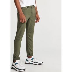 Spodnie slim fit - Khaki. Brązowe spodnie męskie Reserved, m, bez wzorów. Za 129,99 zł.