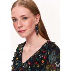 ELEGANCKIE WISZĄCE KOLCZYKI. Różowe kolczyki damskie Top Secret. Za 49,99 zł.