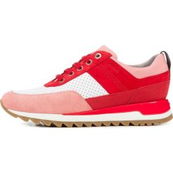 Geox tenisówki damskie Tabelya 39 czerwone. Czerwone trampki i tenisówki damskie Geox, bez wzorów, bez zapięcia. W wyprzedaży za 339,00 zł.
