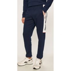 Reebok Classic - Spodnie. Niebieskie spodnie męskie Reebok Classic, na co dzień, m, z nadrukiem, z bawełny. Za 199,90 zł.