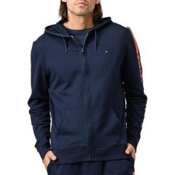 Tommy Hilfiger Bluza Hood tj Ls Fz HWK UM0UM01211-416 Navy Blaze r (rozmiar L). Niebieskie bluzy męskie TOMMY HILFIGER, m, bez wzorów, z kapturem, bez rękawów, z kapturem. W wyprzedaży za 270,00 zł.