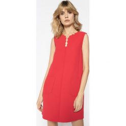 Sukienka koktajlowa Red Valentino TR3VAM25. Czerwone sukienki damskie Red Valentino, bez wzorów, z poliesteru, wizytowe, bez kołnierzyka, bez rękawów. W wyprzedaży za 1069,00 zł.