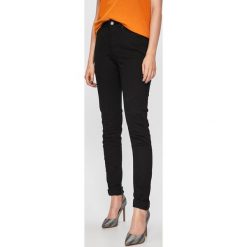 Tommy Jeans - Jeansy Fresno BK STR. Czarne jeansy damskie Tommy Jeans, bez wzorów, z elastanu, z podwyższonym stanem. W wyprzedaży za 299,90 zł.