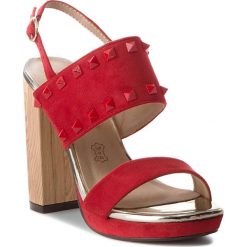 Sandały MENBUR - 09242 Bright Red 0076. Czerwone klapki damskie marki Menbur, bez wzorów, ze skóry ekologicznej, bez obcasa, na obcasie. W wyprzedaży za 159,00 zł.