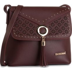 Torebka MONNARI - BAG9670-M05 Burgundy. Czerwone listonoszki damskie Monnari, bez wzorów, ze skóry ekologicznej, bez dodatków. W wyprzedaży za 119,00 zł.