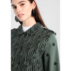 Płaszcze damskie: Circle of Trust PEGGY JACKET Krótki płaszcz new army