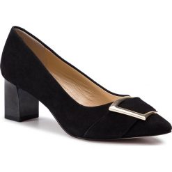 Półbuty CAPRICE - 9-22405-22 Black Suede 004. Czarne półbuty damskie Caprice, z aplikacjami, z zamszu, eleganckie, bez obcasa, na obcasie, bez zapięcia. W wyprzedaży za 219,00 zł.