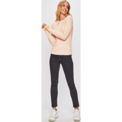 Calvin Klein Jeans - Sweter. Różowe swetry damskie Calvin Klein Jeans, s, bez wzorów, z bawełny, z krótkim rękawem, krótkie, bez kaptura. W wyprzedaży za 239,90 zł.