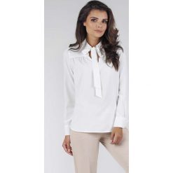 Ecru Szykowna Bluzka z Wiązaniem. Szare bluzki damskie marki Molly.pl, s, z materiału, eleganckie, ze stójką, z długim rękawem. W wyprzedaży za 130,11 zł.