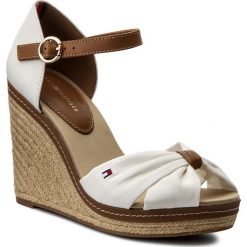 Espadryle TOMMY HILFIGER - Iconic Elena Sandal FW0FW00905 Whisper White 121. Białe espadryle damskie TOMMY HILFIGER, bez wzorów, ze skóry, bez obcasa, na obcasie. W wyprzedaży za 279,00 zł.