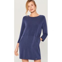 Sukienka oversize z kieszeniami - Niebieski. Niebieskie sukienki damskie Mohito, s, bez wzorów, bez kołnierzyka, bez rękawów, oversize. Za 99,99 zł.
