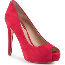 Szpilki GUESS - Hadie16 FL5H16 SUE07 RED. Czerwone półbuty damskie Guess, z aplikacjami, z zamszu, bez obcasa, na obcasie, bez zapięcia. Za 689,00 zł.