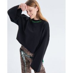 Krótka bluza z szerokimi rękawami - Czarny. Czarne bluzy damskie marki Cropp, s, bez wzorów, z krótkim rękawem, krótkie, bez kaptura. Za 89,99 zł.
