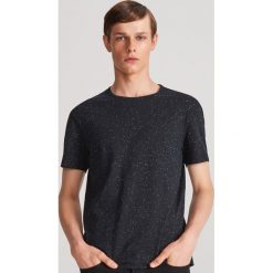 T-shirt z melanzowej dzianiny - Czarny. Czarne t-shirty męskie Reserved, s, bez wzorów, z dzianiny, bez kołnierzyka. Za 29,99 zł.