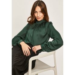Answear - Koszula. Zielone bluzki damskie ANSWEAR, s, bez wzorów, z poliesteru, eleganckie, z okrągłym kołnierzem, z długim rękawem. W wyprzedaży za 99,90 zł.