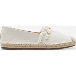 Espadryle z muszelkami - Biały. Białe espadryle damskie House, bez wzorów, bez obcasa. Za 89,99 zł.