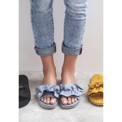 Niebieskie Klapki Avalanche. Niebieskie klapki damskie Born2be, bez wzorów, bez obcasa, na płaskiej podeszwie. Za 49,99 zł.