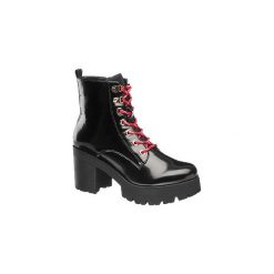 Lakierowane botki damskie Catwalk z czerwonymi sznurówkami. Czerwone botki damskie z materiału, bez obcasa, na obcasie, na sznurówki. Za 159,90 zł.