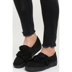 Czarne Slip On Hux. Czarne tenisówki damskie Born2be, z aplikacjami, ze skóry. Za 49,99 zł.