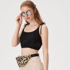 Bawełniany crop top z wiązanymi rąmiaczkami - Czarny. Czarne topy damskie Sinsay, s, bez wzorów, z bawełny, bez kołnierzyka. W wyprzedaży za 4,99 zł.