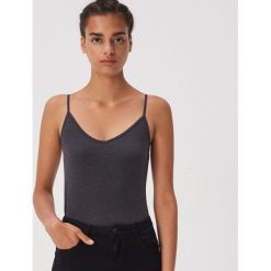 Top z dekoltem w szpic - Szary. Szare topy damskie Sinsay, xl, bez wzorów, bez kołnierzyka. Za 9,99 zł.