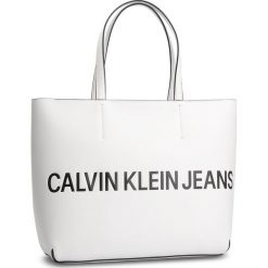 Torebka CALVIN KLEIN JEANS - Sculpted Logo E/W Tote K60K605246 102. Białe torebki klasyczne damskie Calvin Klein Jeans, bez wzorów, z jeansu, klasyczne, bez dodatków. Za 539,00 zł.